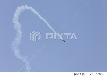 アクロバット飛行　プロペラ機 125827882