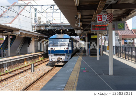 JR土山駅で貨物をひく電気機関車桃太郎の正面 125828011