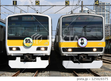 車両基地で並ぶE231系500番台A535編成（中央線表示）とE231系B26編成（豊田表示） 125828375