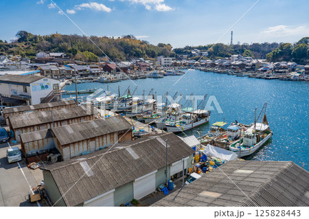 兵庫県たつの市　室津港の漁船 125828443