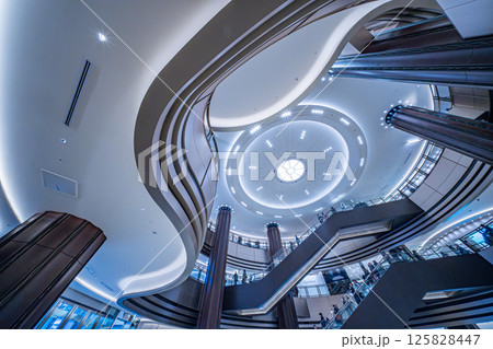 東京ミッドタウン日比谷の吹き抜け 125828447