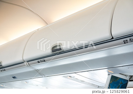 旅客機内の荷物入れ 125829061