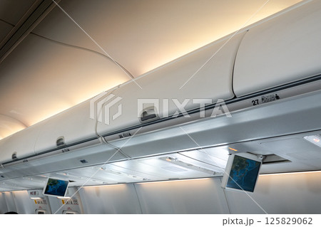 旅客機内の荷物入れ 125829062