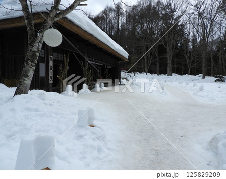 雪景色に映える平家の里 125829209