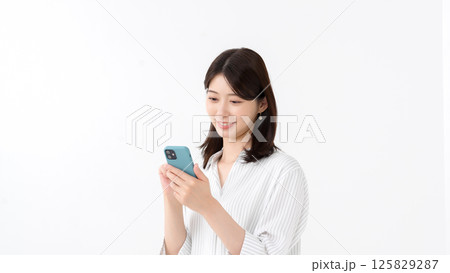 女性　スマートフォン 125829287