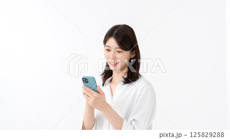 女性　スマートフォン 125829288