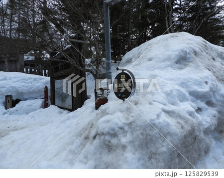 雪に埋もれる平家の里入口 125829539