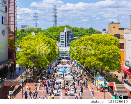 ゴールデンウィークの駅前イベント　多摩センター　※一部ソフトフォーカス 125829619