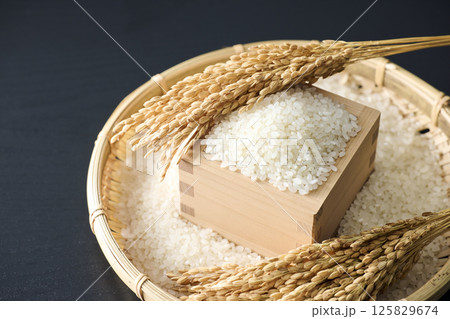 升に盛ったお米 125829674