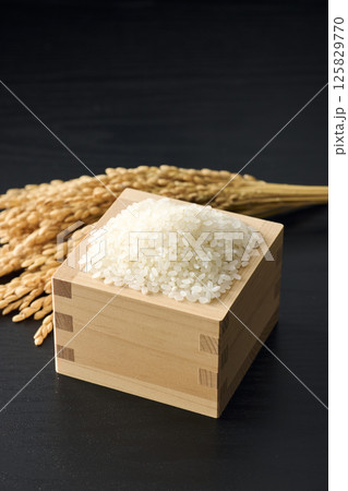 枡に盛ったお米 125829770