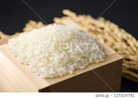 枡に盛ったお米 125829791