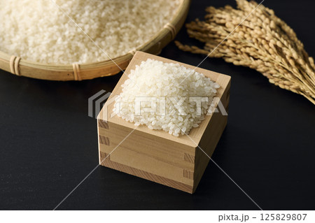 枡に盛ったお米 125829807