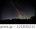高原から望む天の川 125830232