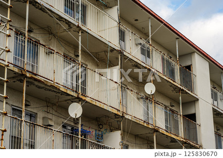 老朽化が進む公営住宅団地 125830670