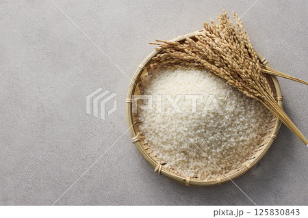 ザルに盛ったお米 125830843