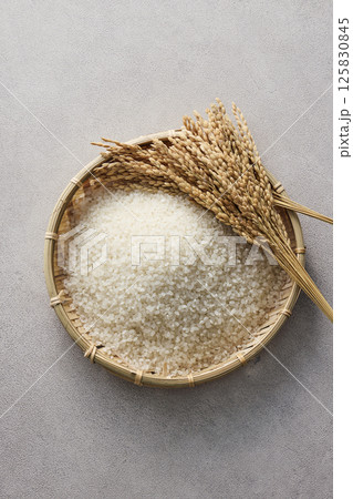 ザルに盛ったお米 125830845