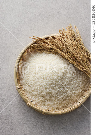 ザルに盛ったお米 ザルに盛ったお米 125830846