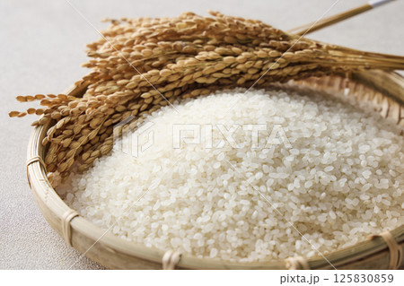 ザルに盛ったお米 125830859