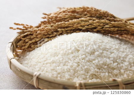 ザルに盛ったお米 125830860