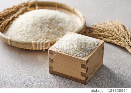 枡に盛ったお米 125830924