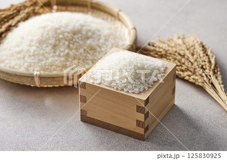 枡に盛ったお米 125830925