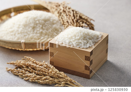 枡に盛ったお米 125830930