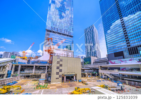 日本の東京都市景観5月西口…新たに設けられた渋谷駅西口の出入口新通路（画面左）…奥は山手線ホーム 125831039