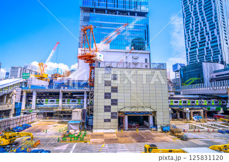 日本の東京都市景観5月西口…新たに設けられた渋谷駅西口の出入口新通路(画面左)…奥は山手線 日本の東京都市景観5月西口…新たに設けられた渋谷駅西口の出入口新通路(画面左)…奥は山手線 125831120
