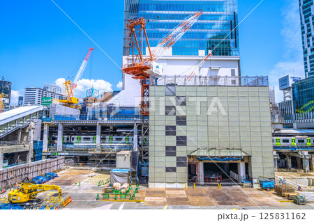 日本の東京都市景観5月西口…新たに設けられた渋谷駅西口の出入口新通路(画面左)…奥は山手線 日本の東京都市景観5月西口…新たに設けられた渋谷駅西口の出入口新通路(画面左)…奥は山手線 125831162