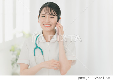 若手看護師とスマートフォン 若手看護師とスマートフォン 125831296