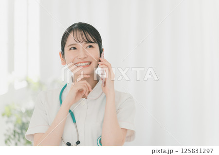 若手看護師とスマートフォン 若手看護師とスマートフォン 125831297