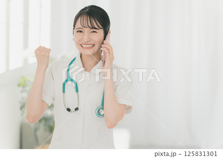 若手看護師とスマートフォン 125831301