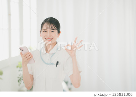 若手看護師とスマートフォン 125831306