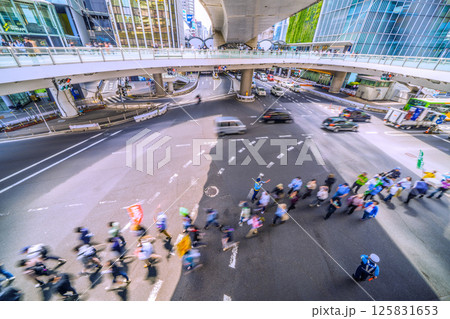 日本の東京都市景観メーデー・労働者の祭典。渋谷の街を行進する労働者…=5月1日 日本の東京都市景観メーデー・労働者の祭典。渋谷の街を行進する労働者…=5月1日 125831653