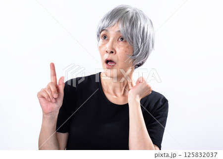 何かに気づき人差し指を立てるシニア女性 何かに気づき人差し指を立てるシニア女性 125832037