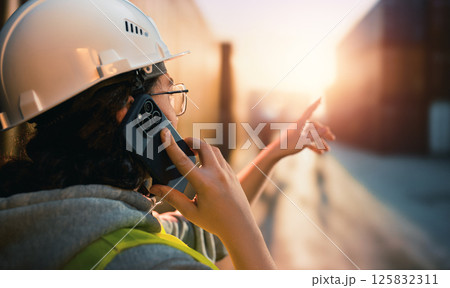 working in container terminal working in container terminal 125832311