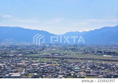 《長野県》松本市城山公園からの展望 残雪の北アルプスと松本盆地 《長野県》松本市城山公園からの展望 残雪の北アルプスと松本盆地 125832357