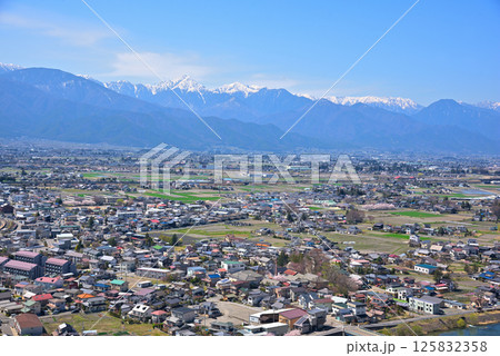 《長野県》松本市城山公園からの展望　残雪の北アルプスと松本盆地 125832358