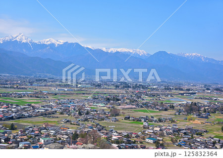 《長野県》松本市城山公園からの展望 残雪の北アルプスと松本盆地 《長野県》松本市城山公園からの展望 残雪の北アルプスと松本盆地 125832364
