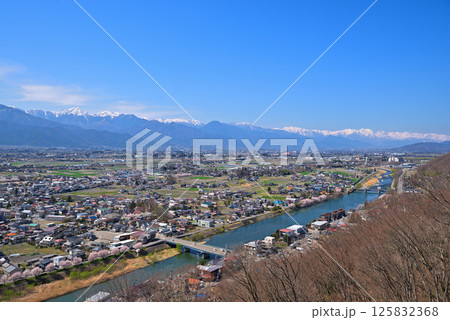 《長野県》松本市城山公園からの展望 残雪の北アルプスと松本盆地 《長野県》松本市城山公園からの展望 残雪の北アルプスと松本盆地 125832368
