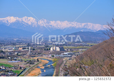 《長野県》松本市城山公園からの展望　残雪の北アルプスと松本盆地 125832372