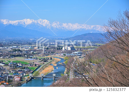 《長野県》松本市城山公園からの展望　残雪の北アルプスと松本盆地 125832377