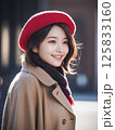 冬のコートとベレー帽を被る女性 125833160