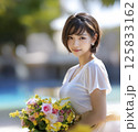 屋外でブーケを持つショートカットの女性 125833162