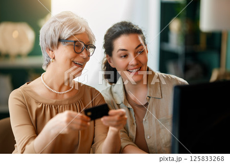 women are using laptop for online shopping women are using laptop for online shopping 125833268