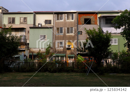 愛し台湾（台南市「安平樹屋」を外から見守るように建ち並ぶ建物たち。モザイクアートのように。） 125834142