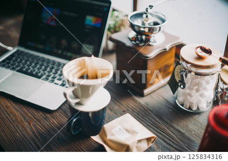 手間を楽しむ、ハンドドリップコーヒーのある暮らし 125834316