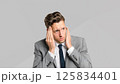 悩むスーツの男性 125834401