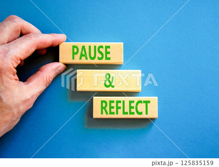 Pause and reflect symbol. Concept words Pause and reflect on beautiful block. Businessman's hand. Beautiful blue background. Business motivational lifestyle pause and reflect concept. Copy space. 125835159