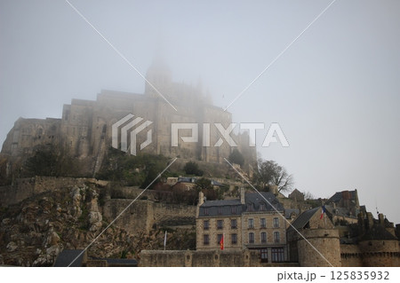 霧のモンサンミッシェル　モンサンミッシェル 125835932